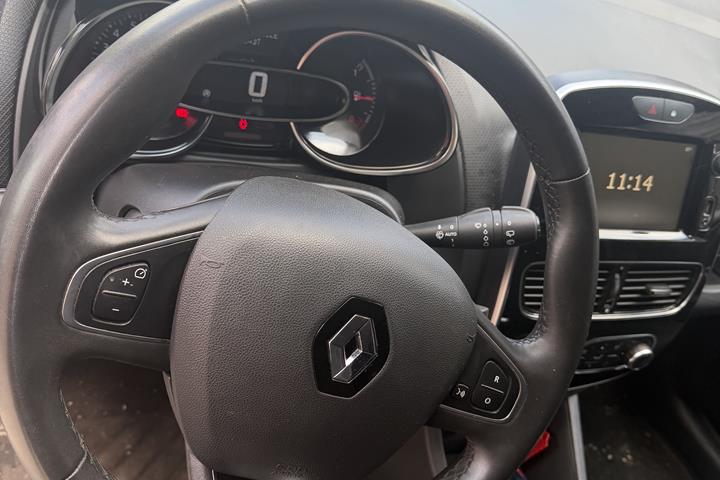 Grå Renault Clio IV fra 2019