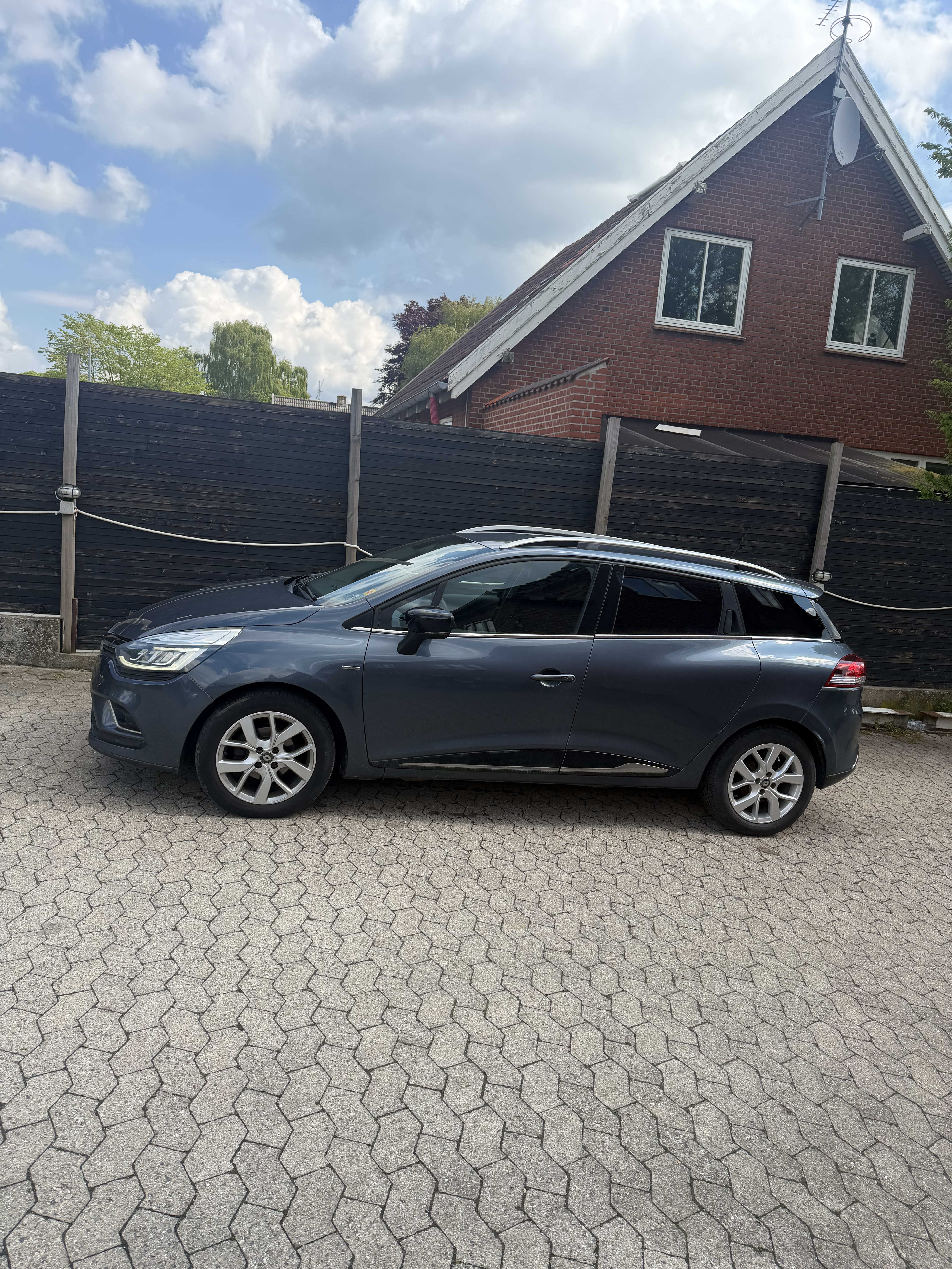Grå Renault Clio IV fra 2019