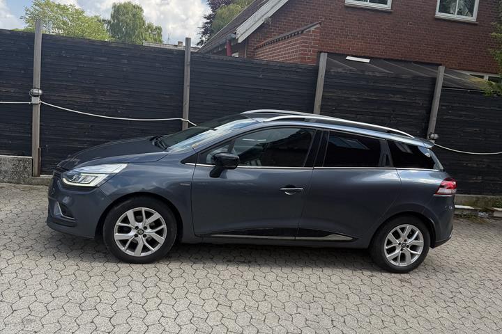Grå Renault Clio IV fra 2019