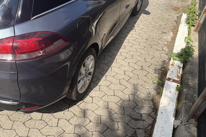Grå Renault Clio IV fra 2019