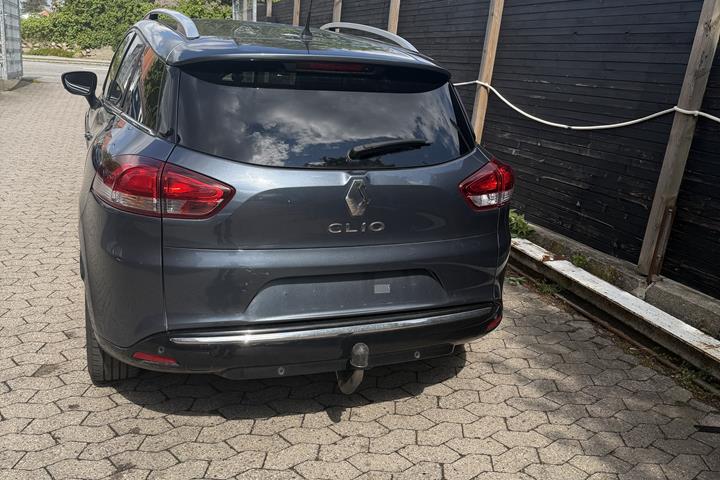 Grå Renault Clio IV fra 2019