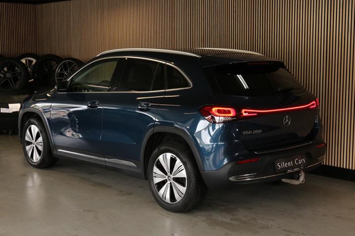 Blå Mercedes EQA250 fra 2021