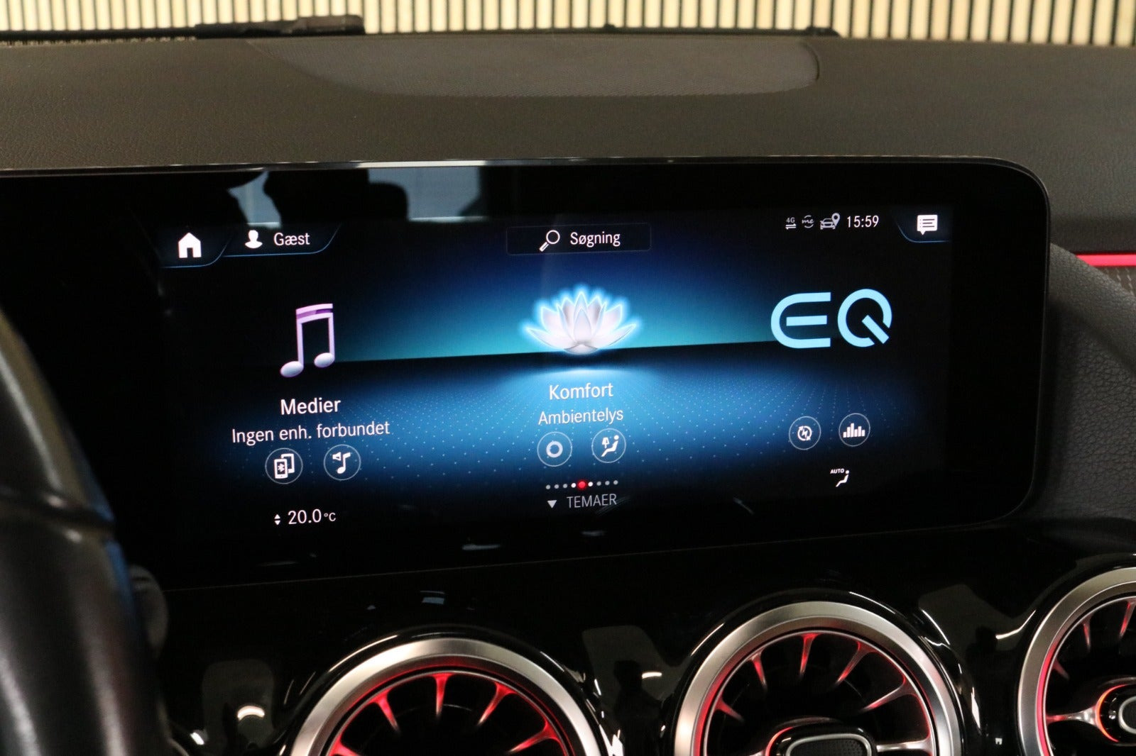 Blå Mercedes EQA250 fra 2021