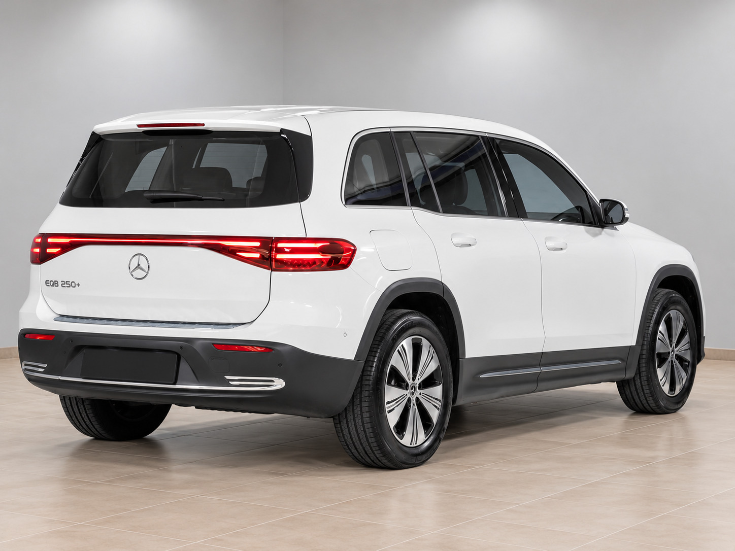 Hvid Mercedes EQB250+ fra 2025