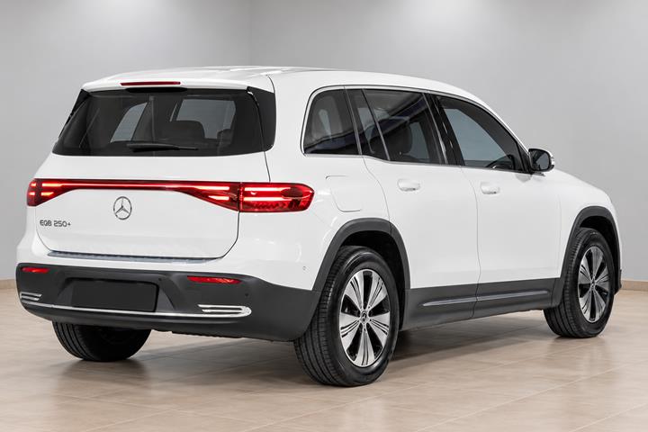 Hvid Mercedes EQB250+ fra 2025
