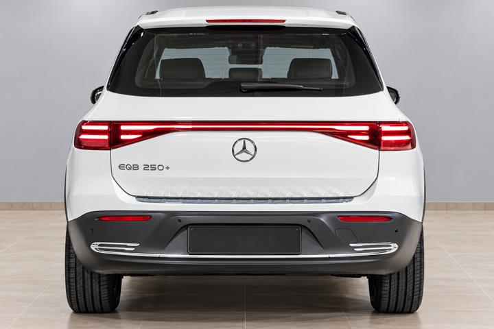 Hvid Mercedes EQB250+ fra 2025