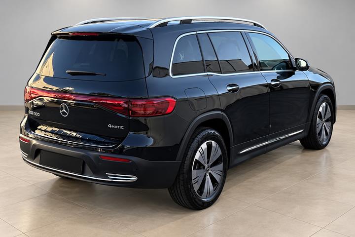 Sort Mercedes EQB300 fra 2025