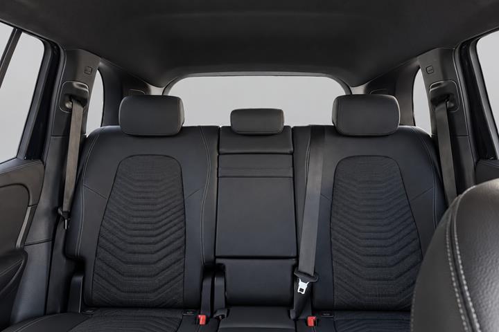 Sort Mercedes EQB300 fra 2025