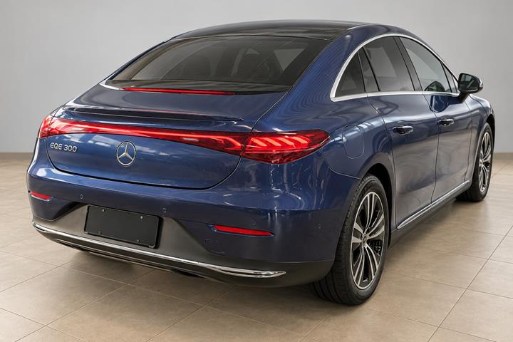 Blå Mercedes EQE300 fra 2025