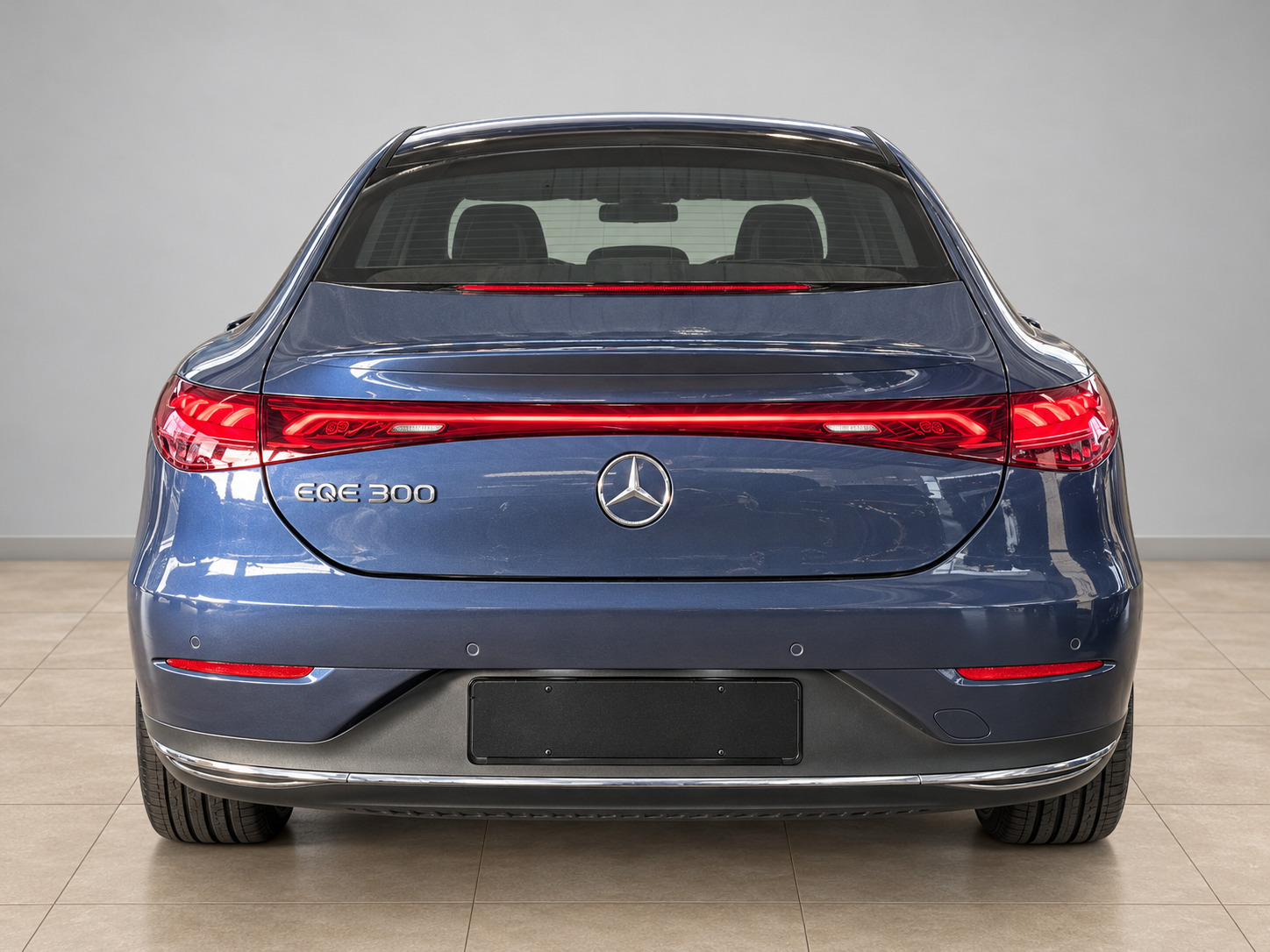Blå Mercedes EQE300 fra 2025