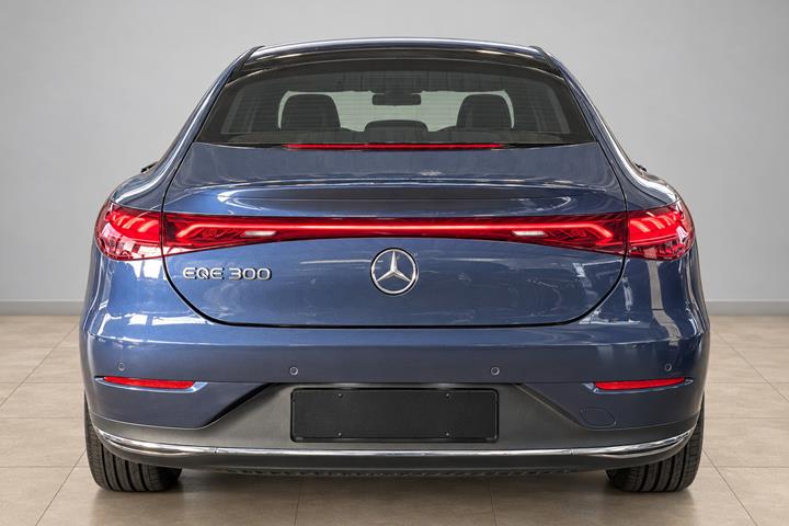 Blå Mercedes EQE300 fra 2025
