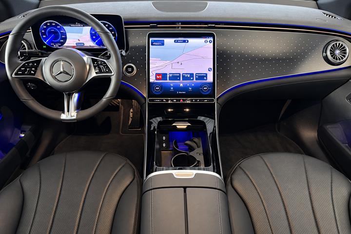Blå Mercedes EQE300 fra 2025