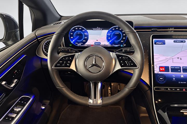 Blå Mercedes EQE300 fra 2025