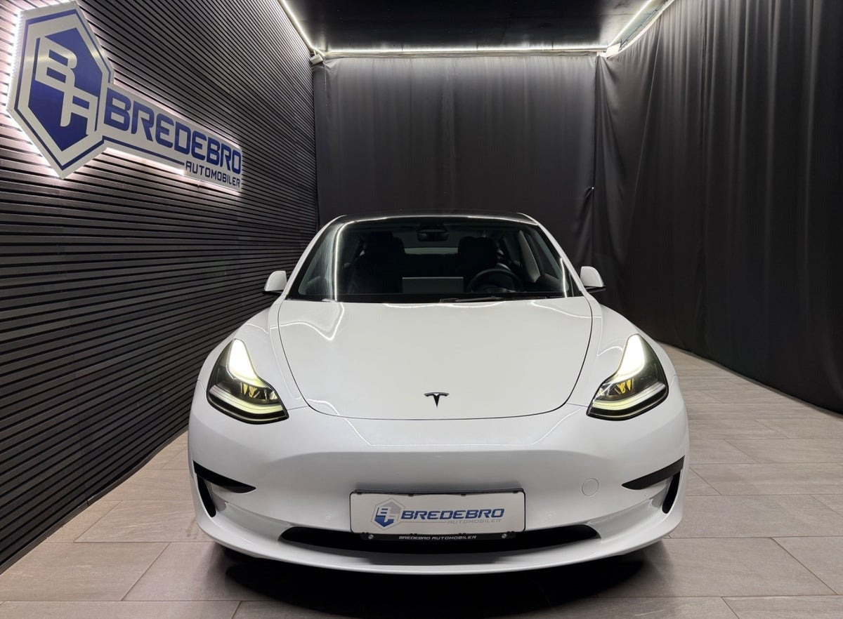 Hvid Tesla Model 3 fra 2022