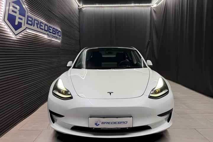 Hvid Tesla Model 3 fra 2022