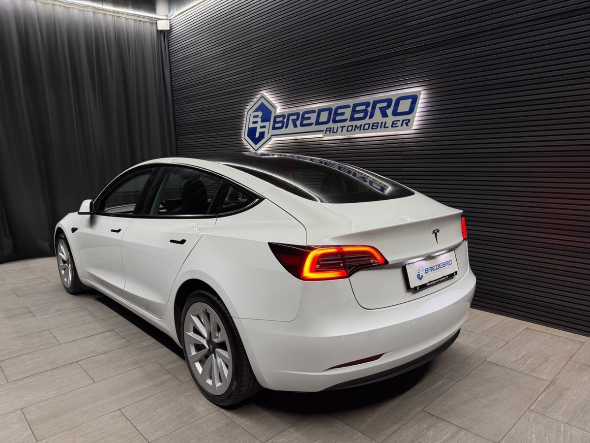 Hvid Tesla Model 3 fra 2022