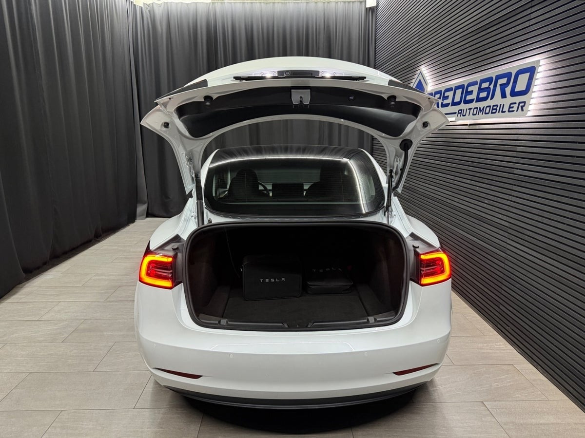 Hvid Tesla Model 3 fra 2022