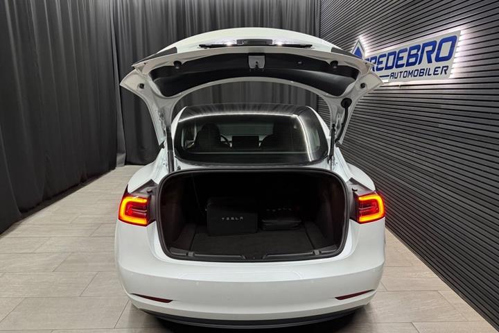Hvid Tesla Model 3 fra 2022