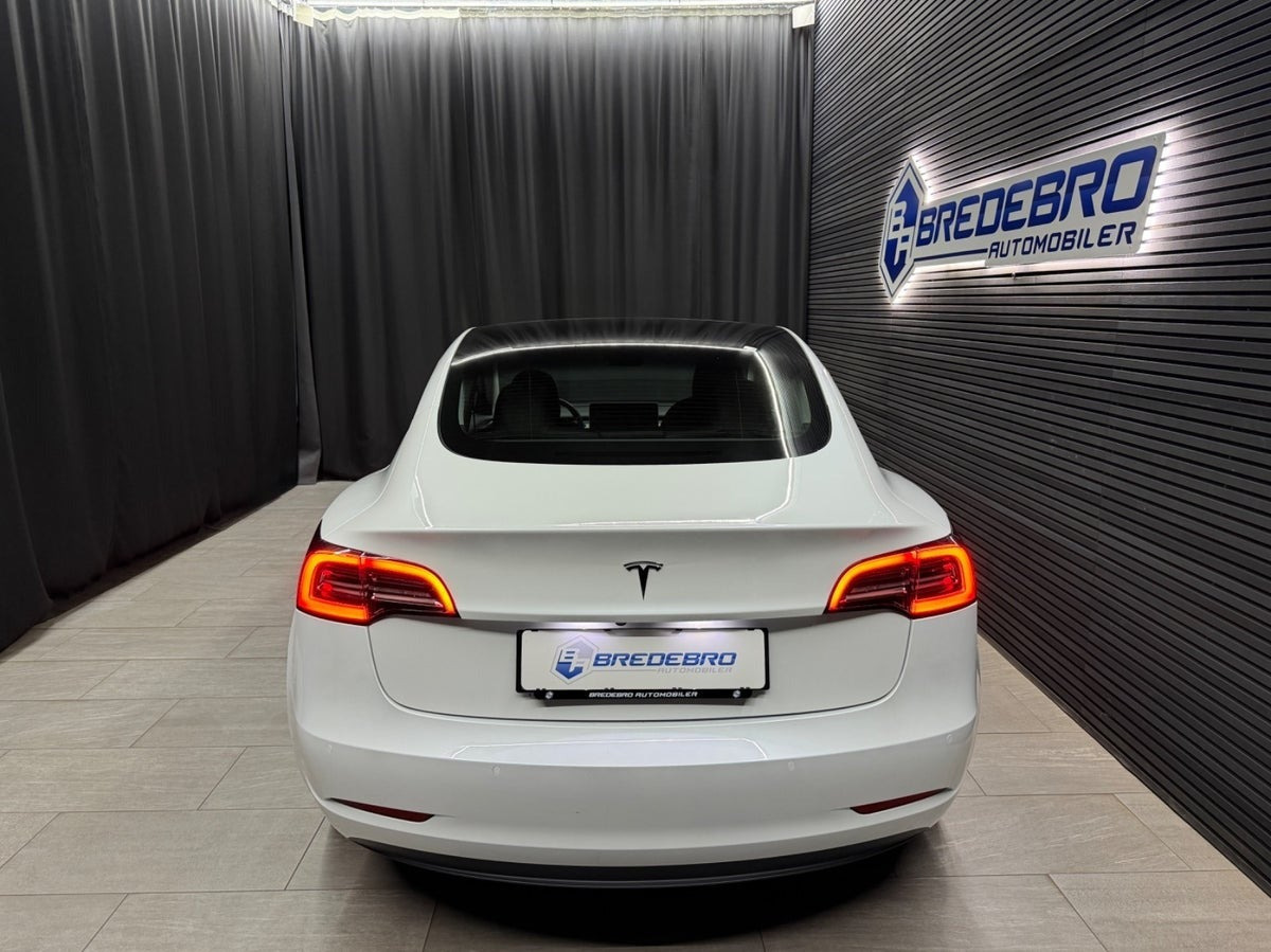 Hvid Tesla Model 3 fra 2022