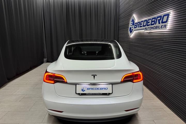 Hvid Tesla Model 3 fra 2022