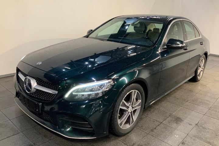 Grøn Mercedes C220 d fra 2019 set udefra