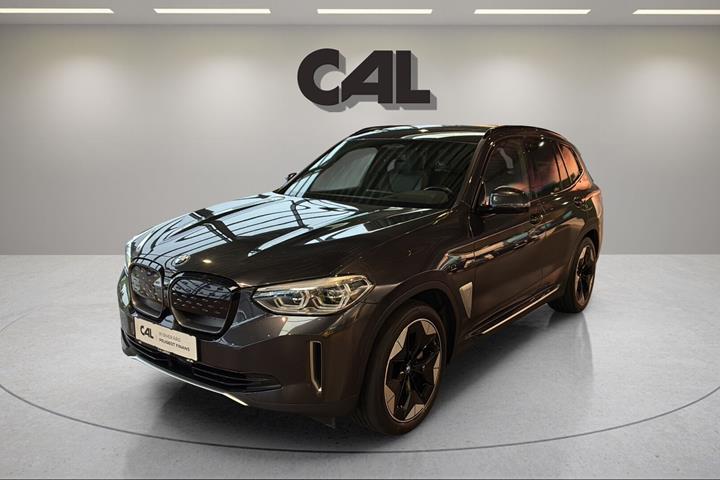 Grå BMW iX3 fra 2021 set udefra