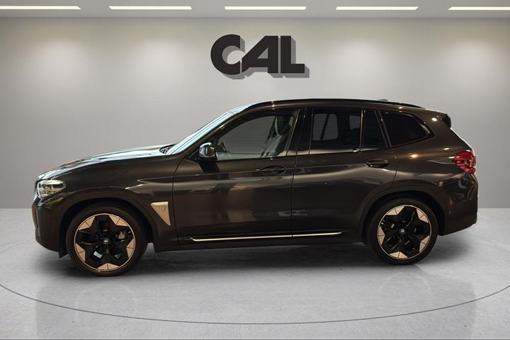 Grå BMW iX3 fra 2021