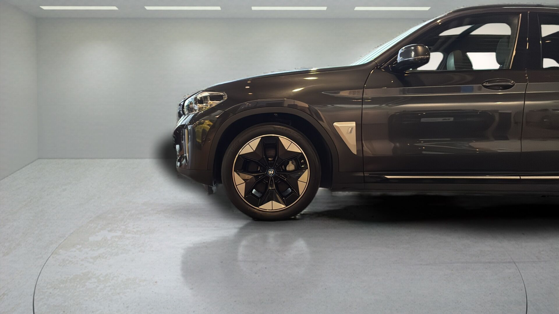 Grå BMW iX3 fra 2021