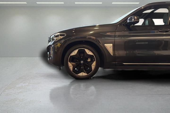 Grå BMW iX3 fra 2021