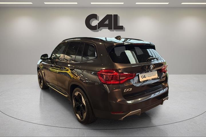 Grå BMW iX3 fra 2021