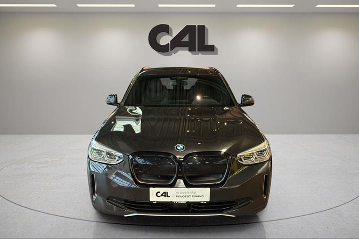 Grå BMW iX3 fra 2021