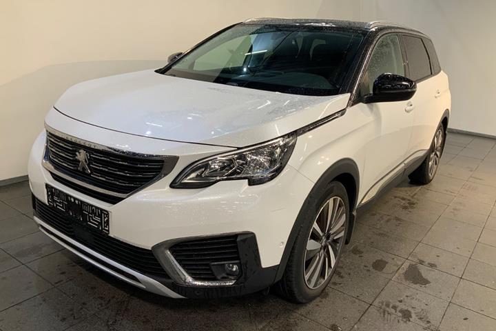 Hvid Peugeot 5008 fra 2019 set udefra