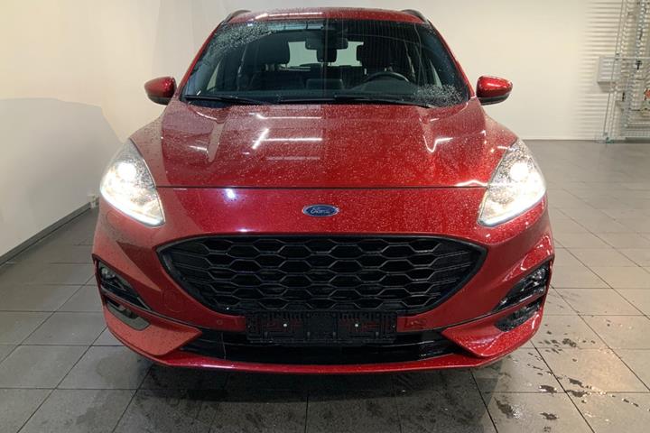 Rød Ford Kuga fra 2021
