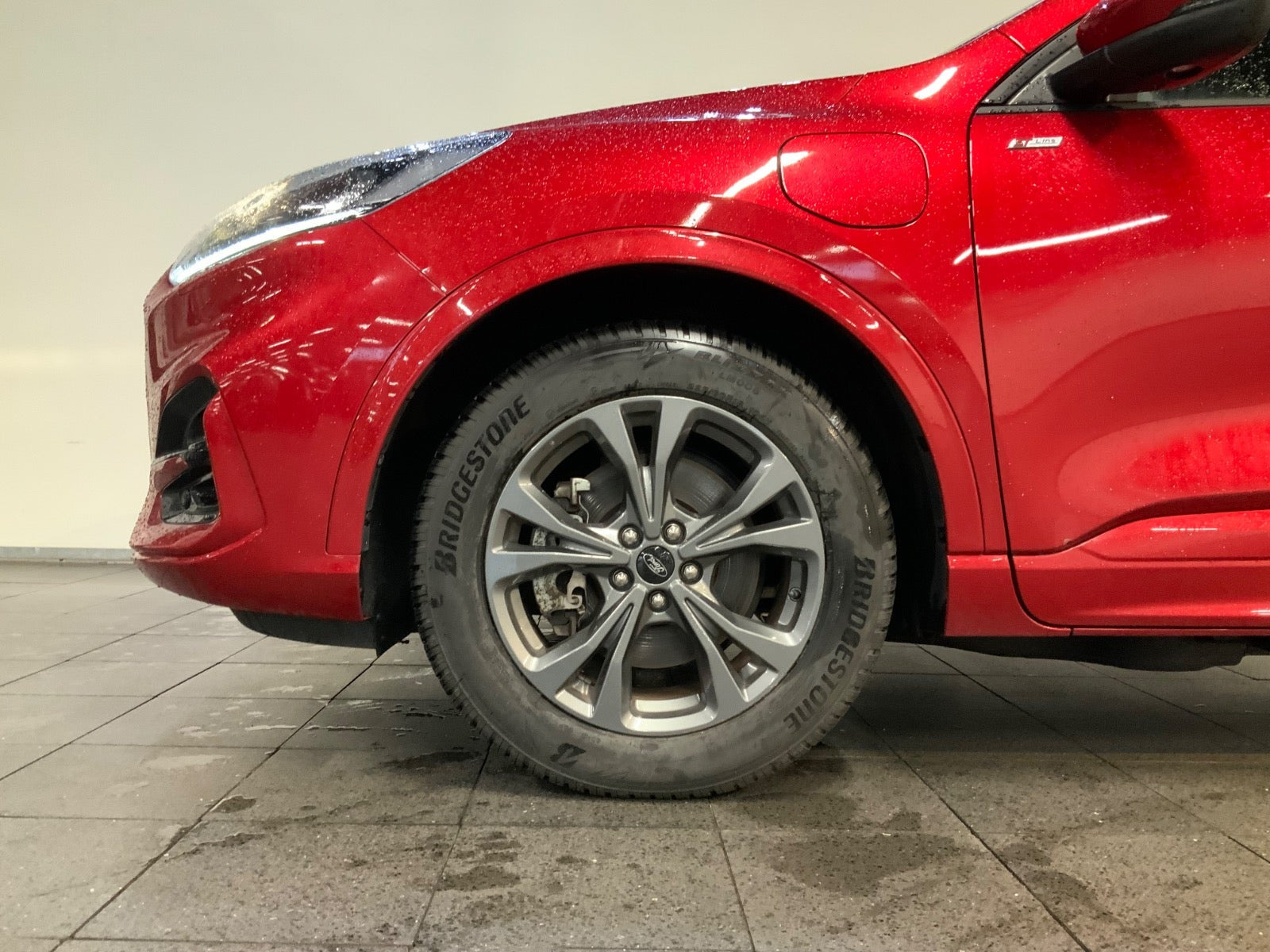 Rød Ford Kuga fra 2021