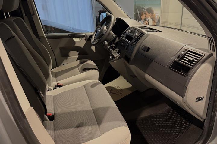 Sølv VW Transporter fra 2015