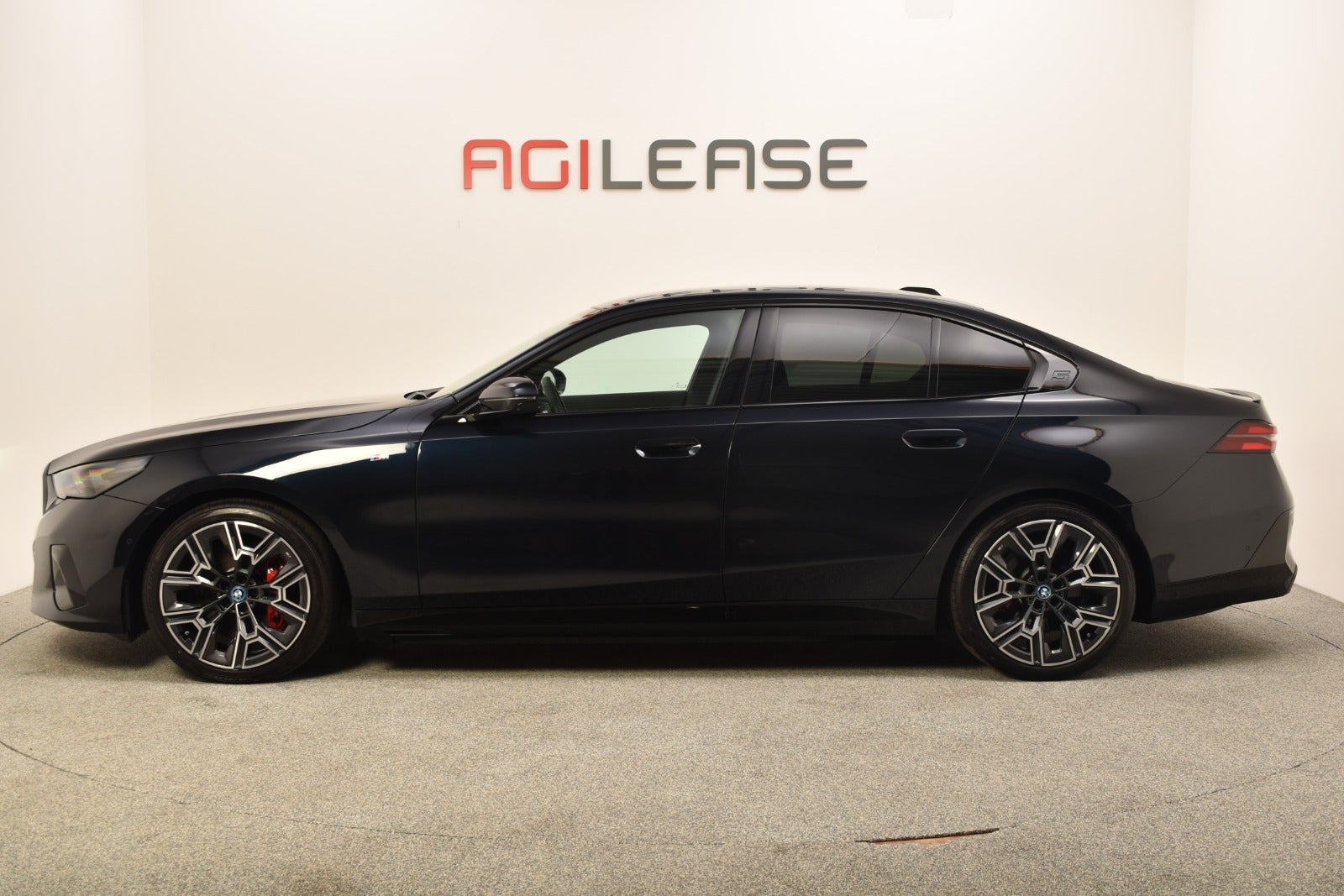 Sort BMW i5 fra 2024
