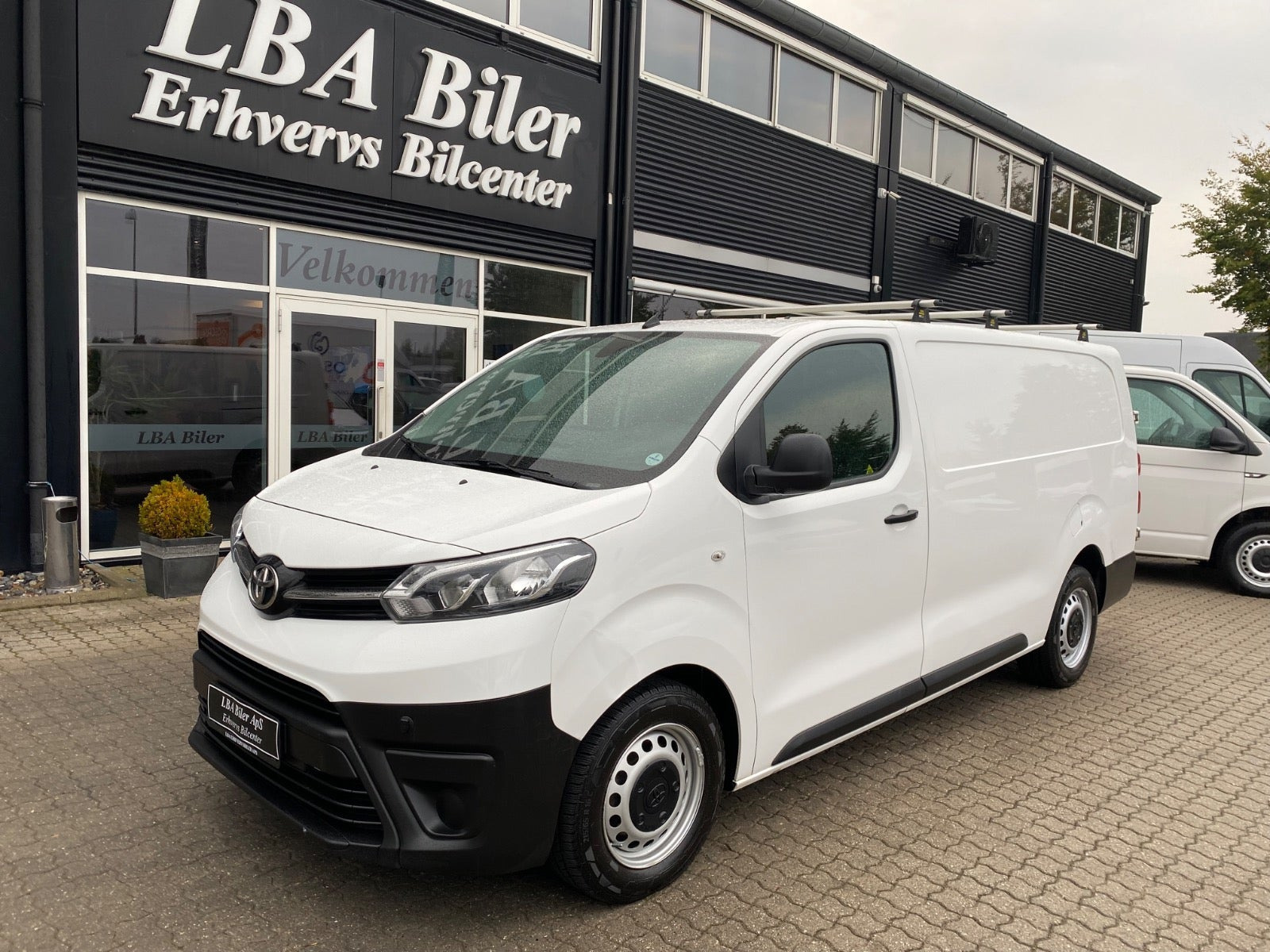 Hvid Toyota ProAce fra 2019 set udefra