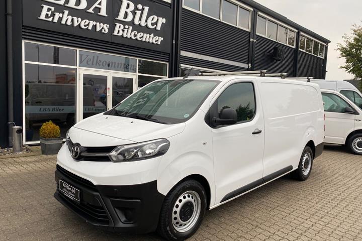 Hvid Toyota ProAce fra 2019 set udefra