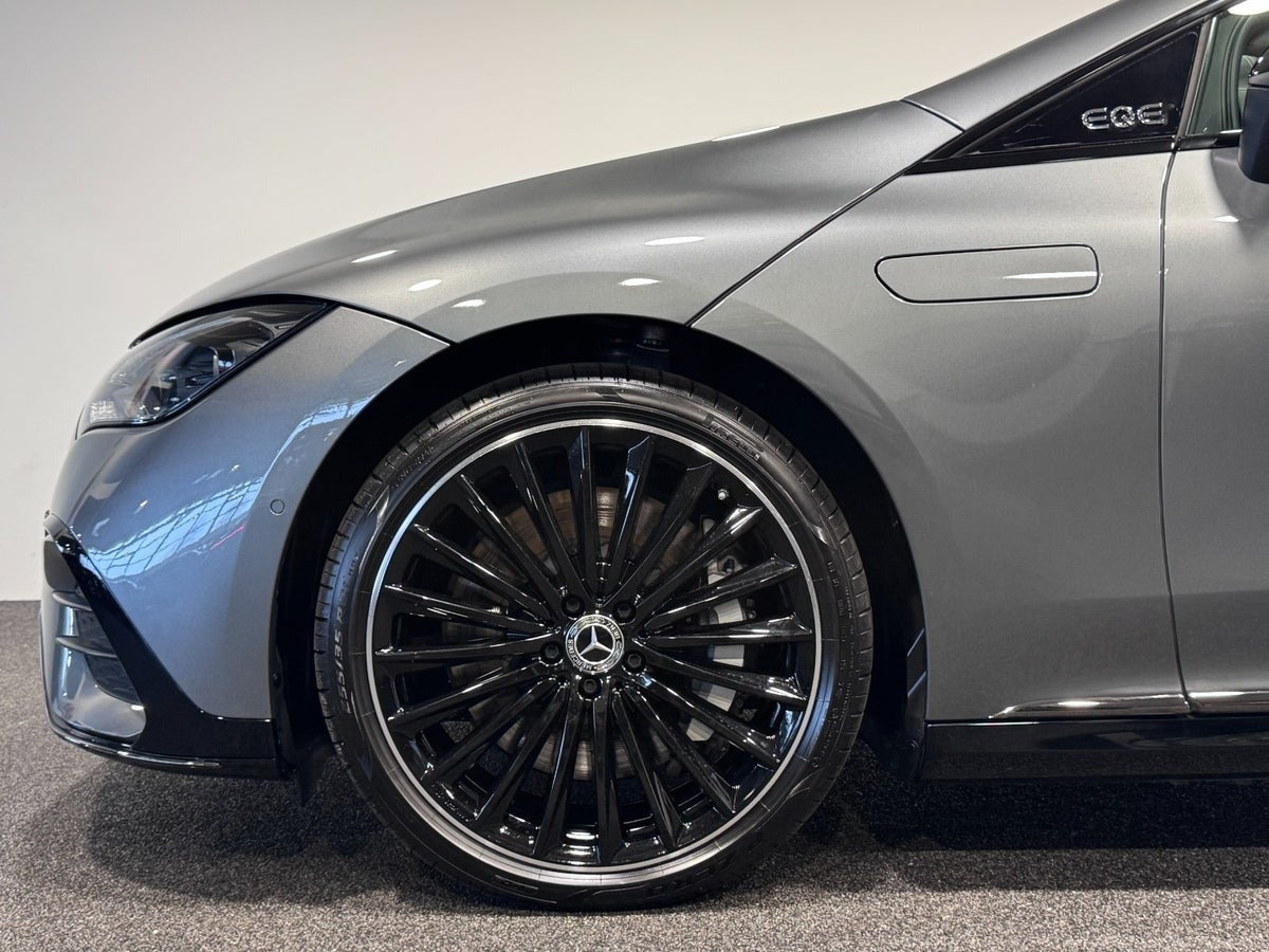 Grå Mercedes EQE300 fra 2025