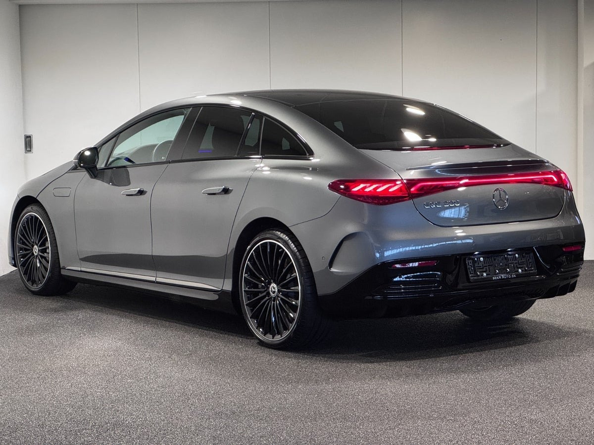 Grå Mercedes EQE300 fra 2025
