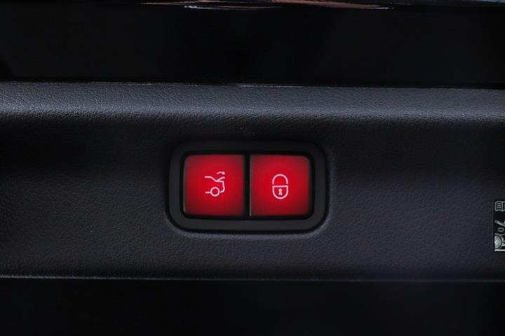 Grå Mercedes EQE300 fra 2025