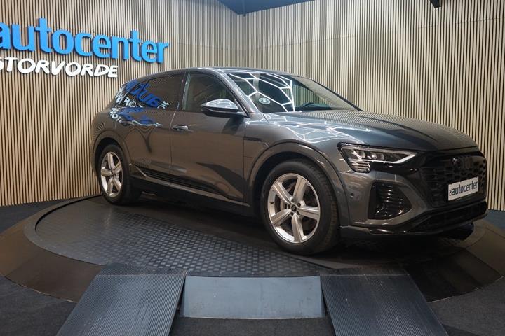 Grå Audi Q8 e-tron fra 2024 set udefra