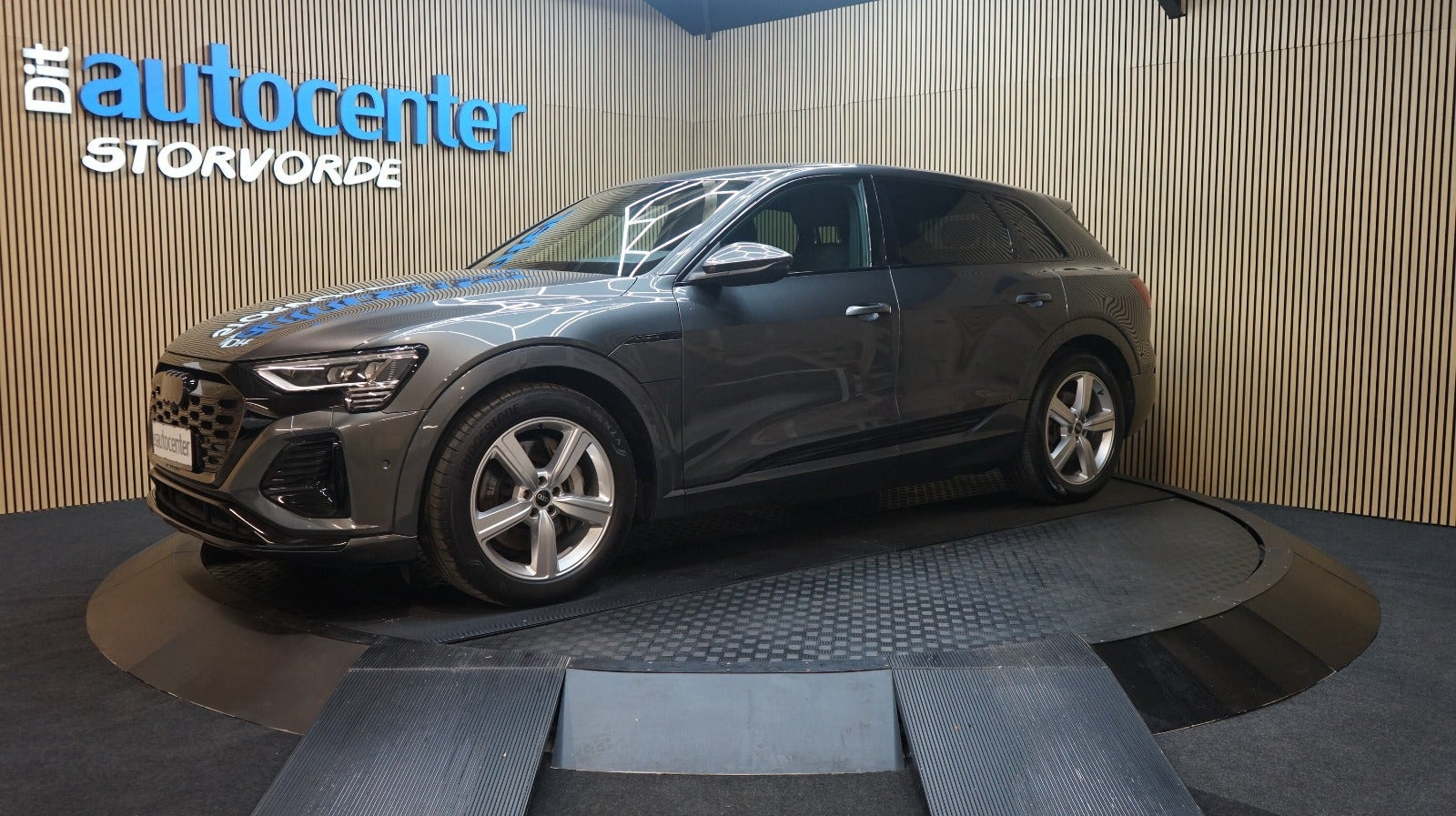 Grå Audi Q8 e-tron fra 2024
