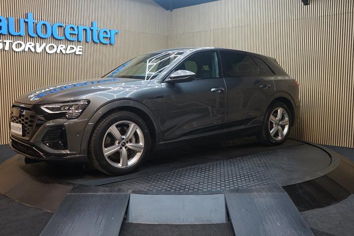 Grå Audi Q8 e-tron fra 2024