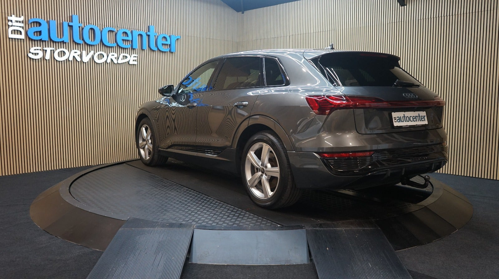 Grå Audi Q8 e-tron fra 2024