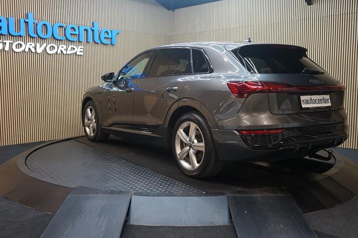 Grå Audi Q8 e-tron fra 2024