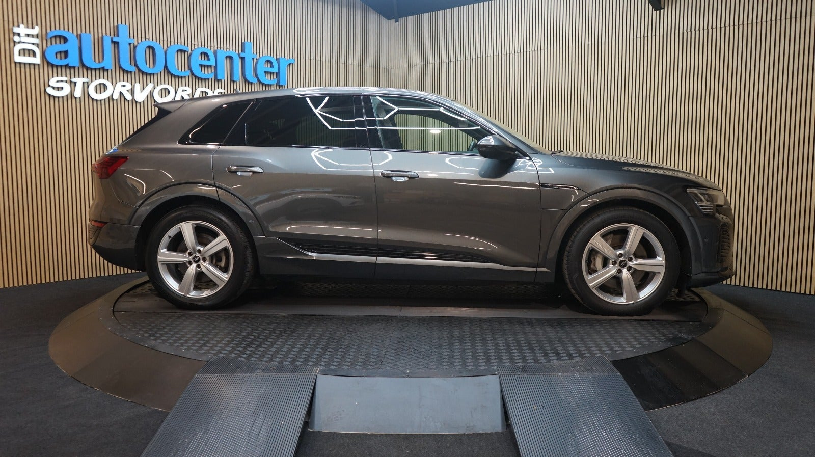 Grå Audi Q8 e-tron fra 2024