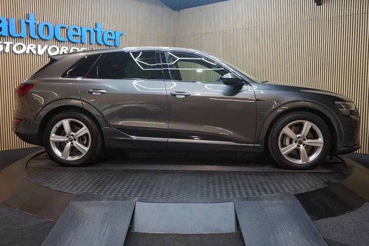 Grå Audi Q8 e-tron fra 2024