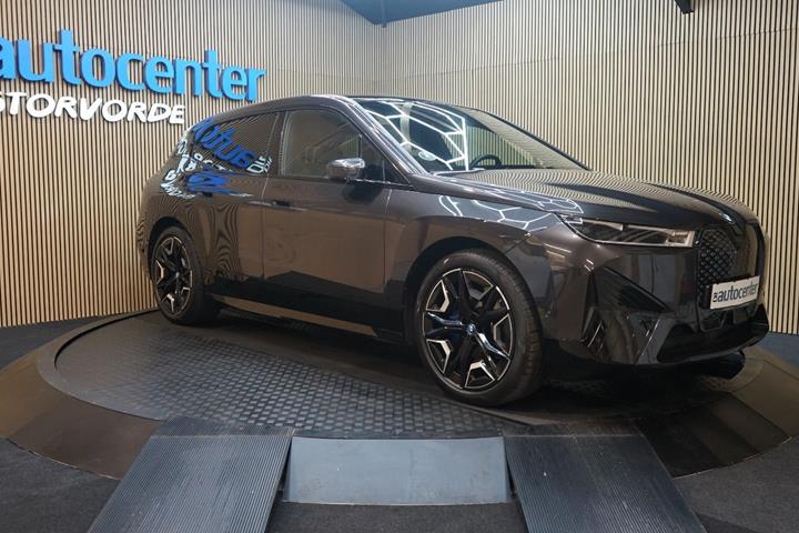 Grå BMW iX fra 2023 set udefra