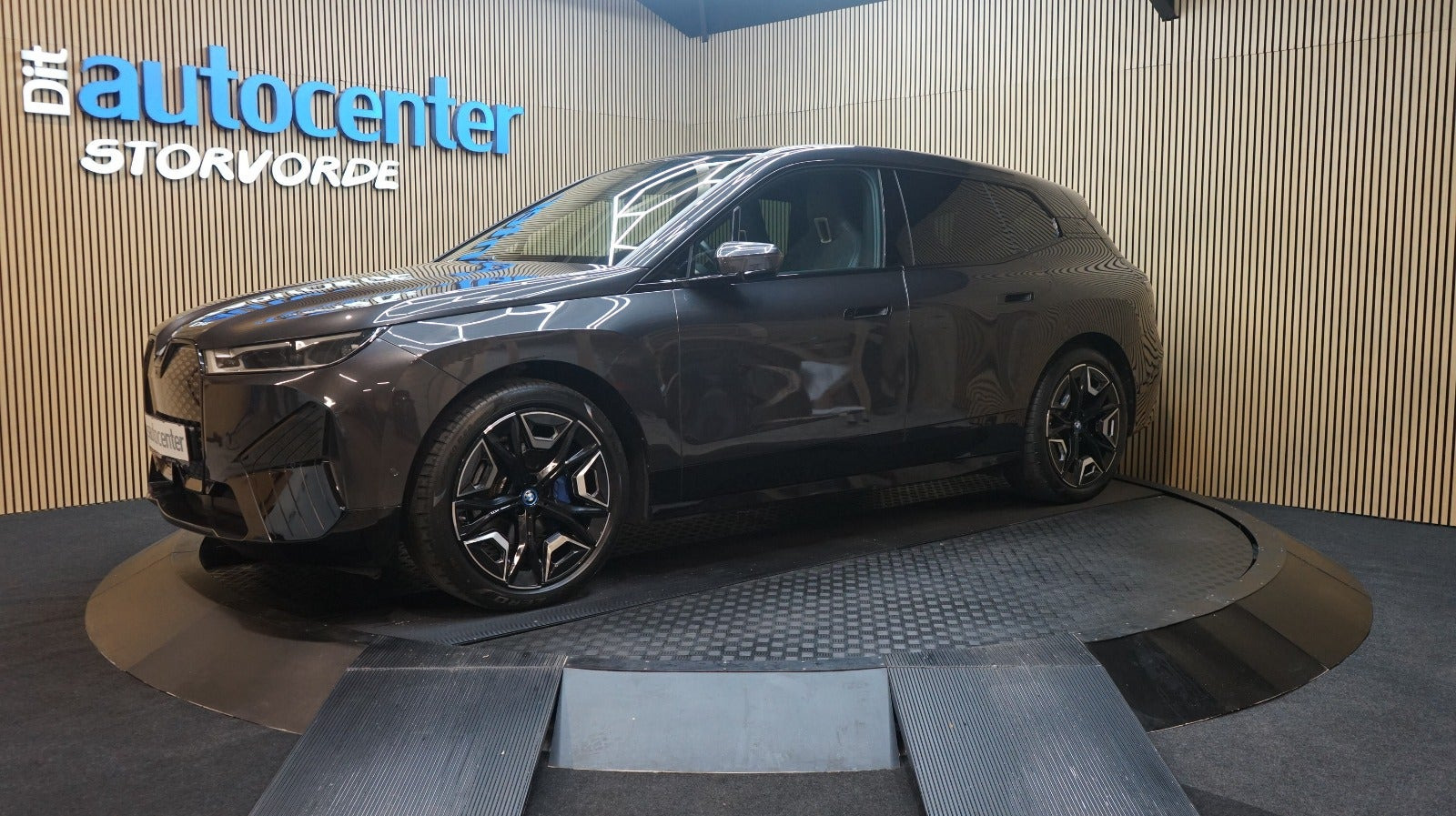 Grå BMW iX fra 2023